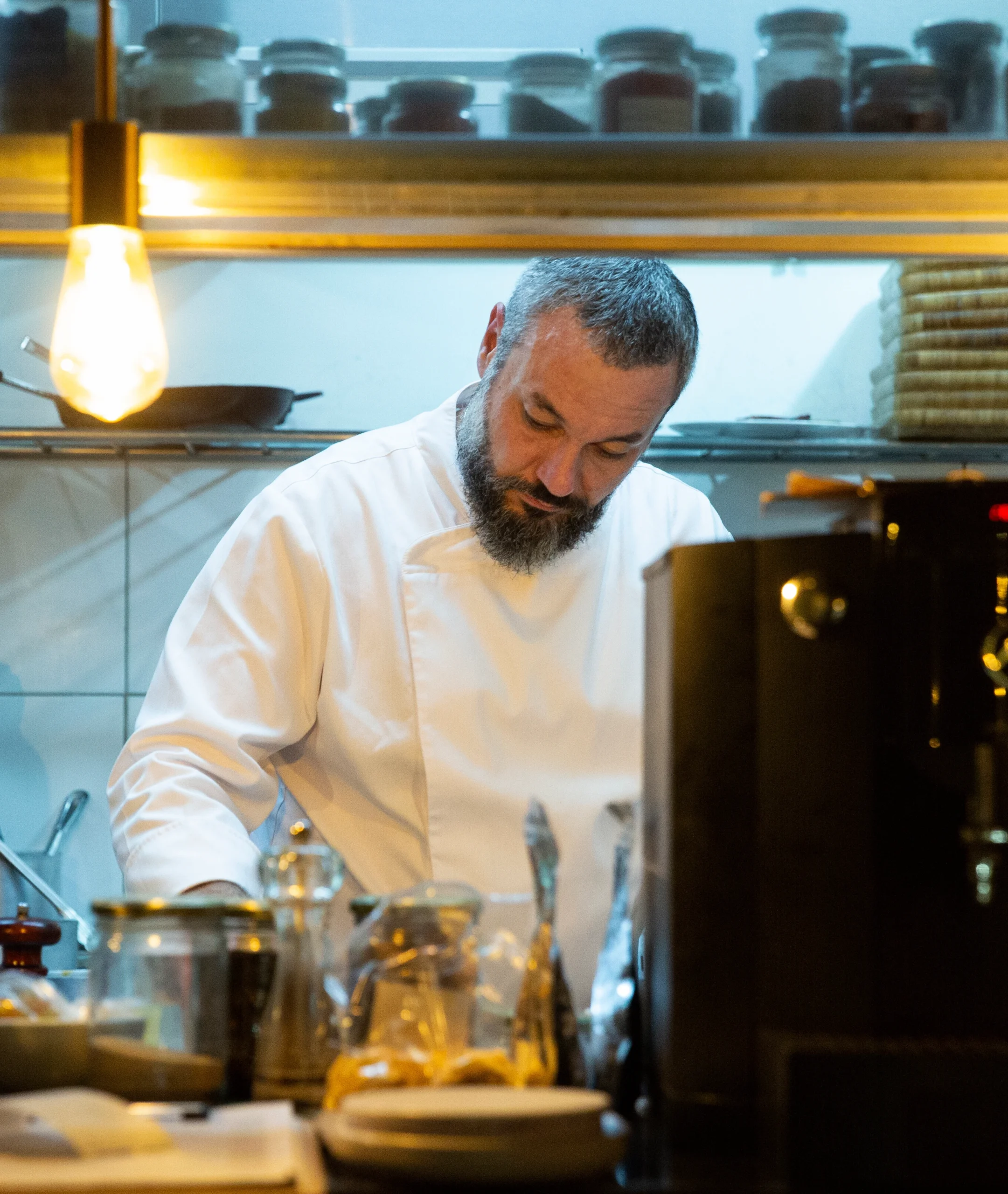 Chef grego Christos Archestratos em ação na cozinha.